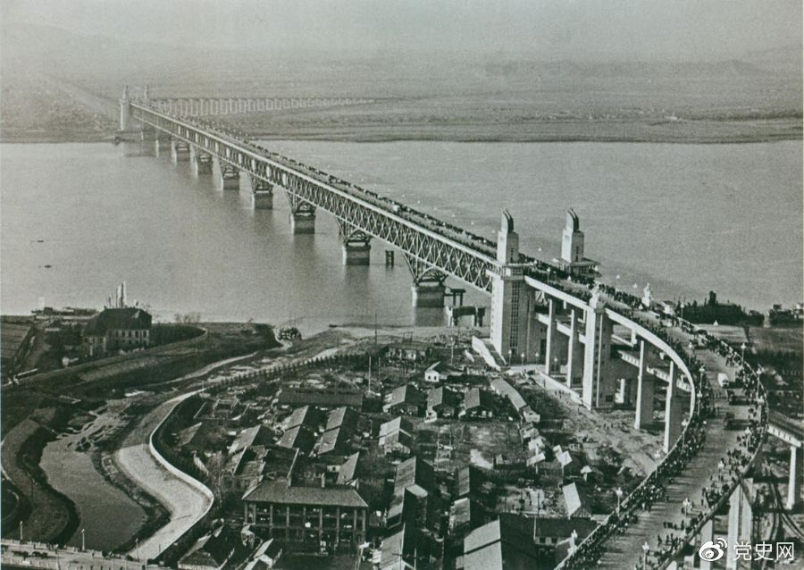 1968年12月29日， 南京長(zhǎng)江大橋全面建成通車。這是當(dāng)時(shí)中國(guó)自行設(shè)計(jì)建造的最大的鐵路、公路兩用橋。